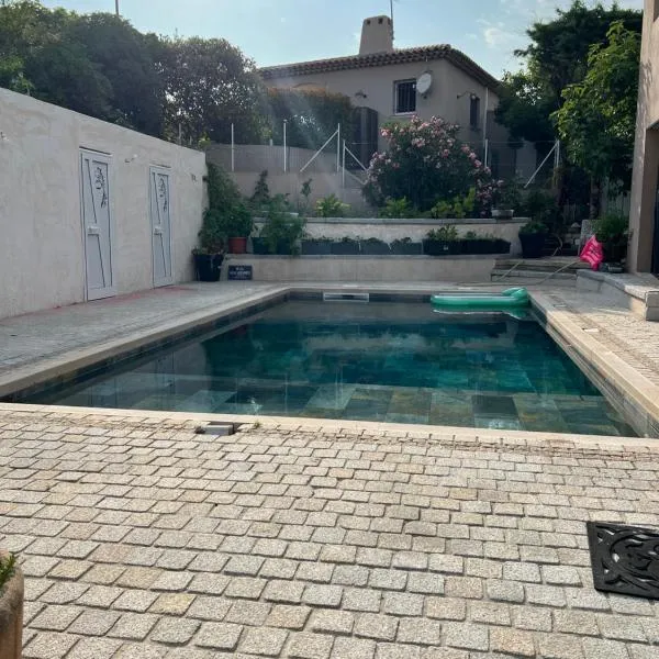 T3 au coeur d'une villa moderne，位于弗雷瑞斯的酒店