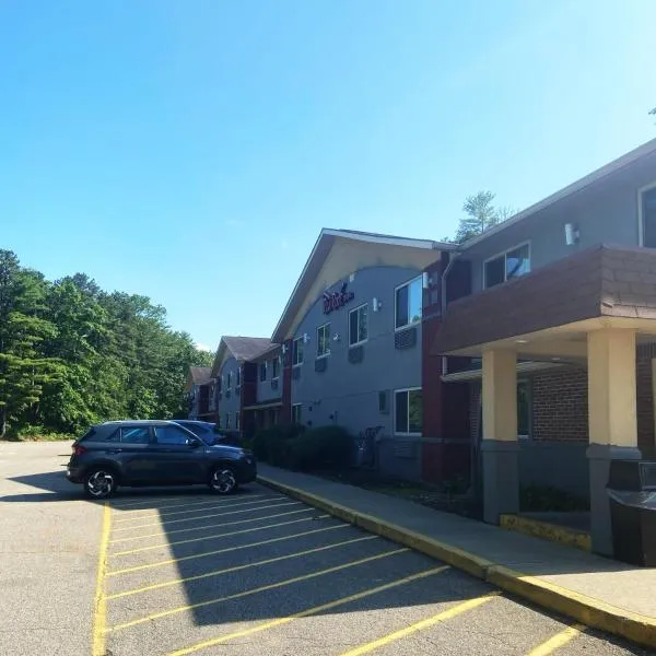 Red Roof Inn Queensbury，位于昆斯伯里的酒店