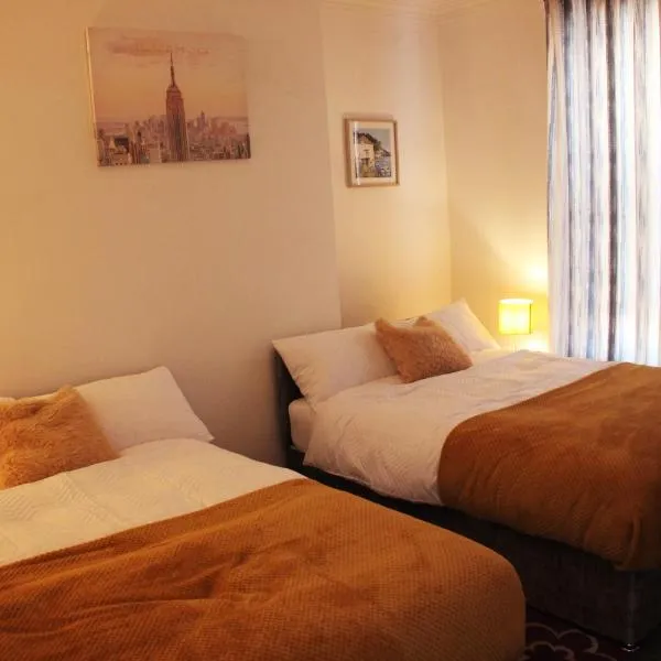 Tastefully furnished and Cosy 2-bedroom house，位于南希尔兹的酒店