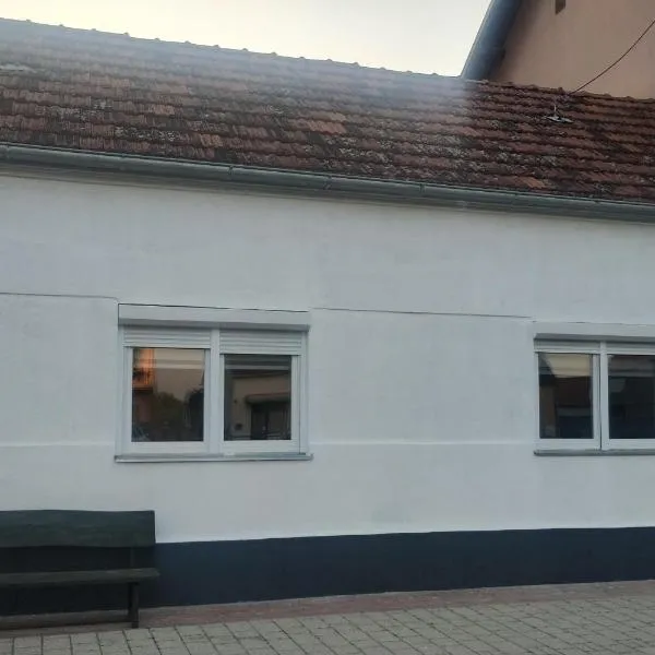 Apartments with parking space Otok, Slavonija - 24625，位于Otok的酒店