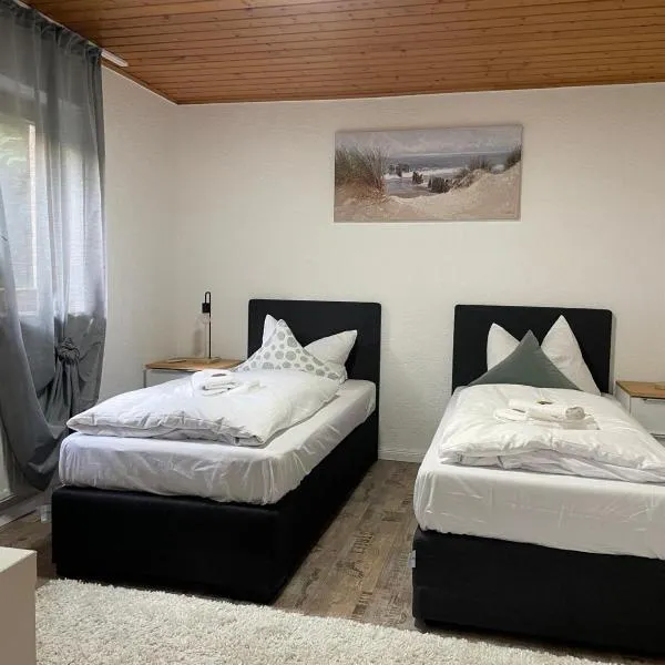 Appartio - Gästehaus "Dorfblick" - komfortable Ferienwohnungen mit Küche und Waschmaschine，位于Hofheim in Unterfranken的酒店
