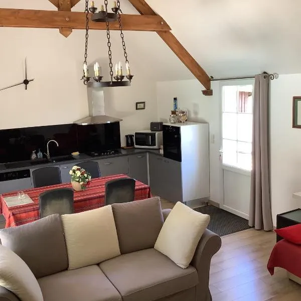 Maison indépendante et privative 52m2 au calme，位于Cléré-les-Pins的酒店