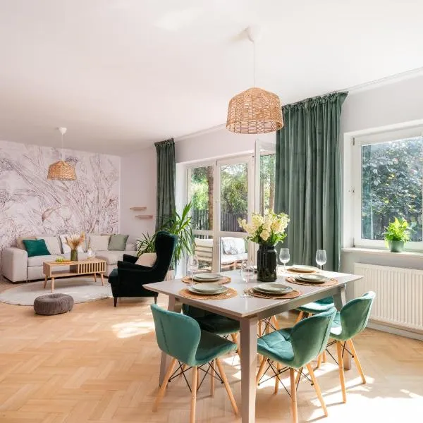Beautiful 2-store 3-BR House with living room, garden, terrace, balcony & parking 30 minutes from Warsaw Centre，位于华沙的酒店