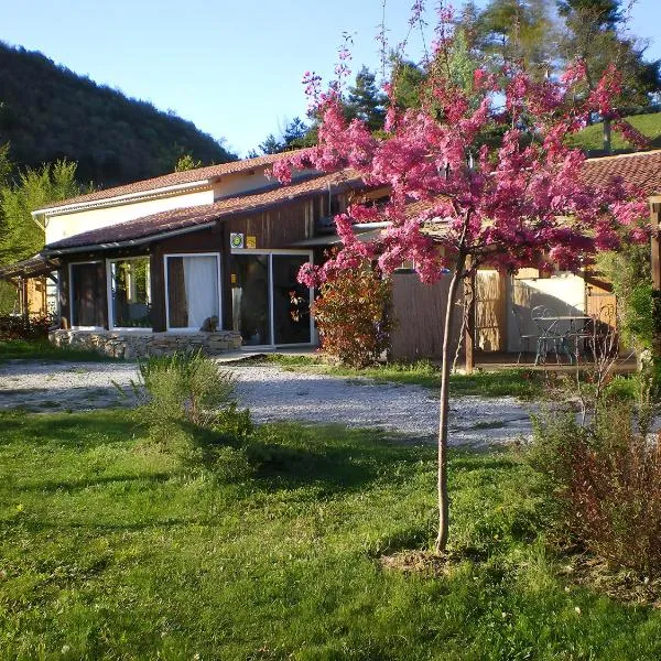 Les Planious，位于LʼÉpine的酒店