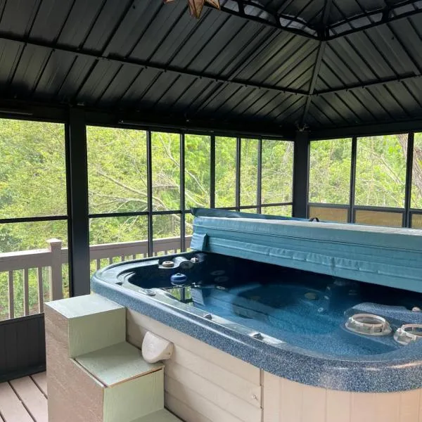 Serenity Views Retreat - Close to City and Parkway!，位于Weaverville的酒店