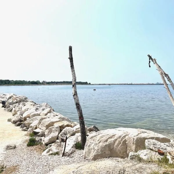 Villa Hanka Umag - 3 verschiedene Whg - 40 qm 3 Pers, 50 qm bis 4 Pers oder 70 qm bis 5 Pers, Balkone, nur 70 m zum Strand, von 3 bis max 5 Personen, WLAN, SAT-TV, Klima, Küche, Parkplätze,ruhig gelegen，位于乌马格的酒店