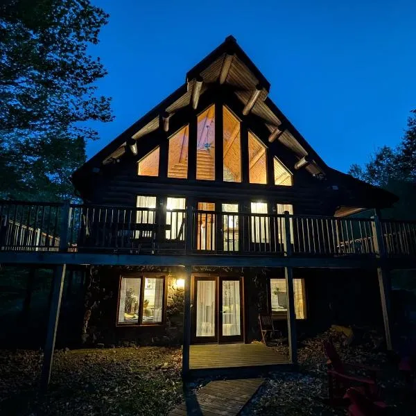 Log Cabin Hot tub near Tremblant，位于Labelle的酒店