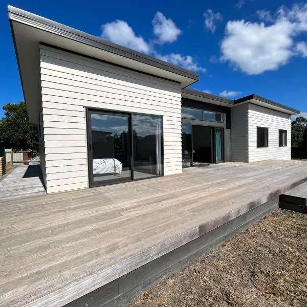 Exclusive Holiday Home Sunny Beach House Four Queen Beds，位于纳皮尔的酒店