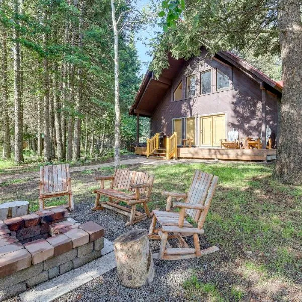 Beautiful McCall Cabin Perfect for Families!，位于麦考尔的酒店
