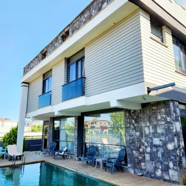 OLDSKOOL TOWN HOUSES 15 minutes walk to LARA beach，位于拉瑞的酒店