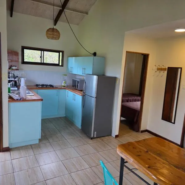 Cabañas Kaituoe Rapa Nui Isla de Pascua，位于安加罗阿的酒店