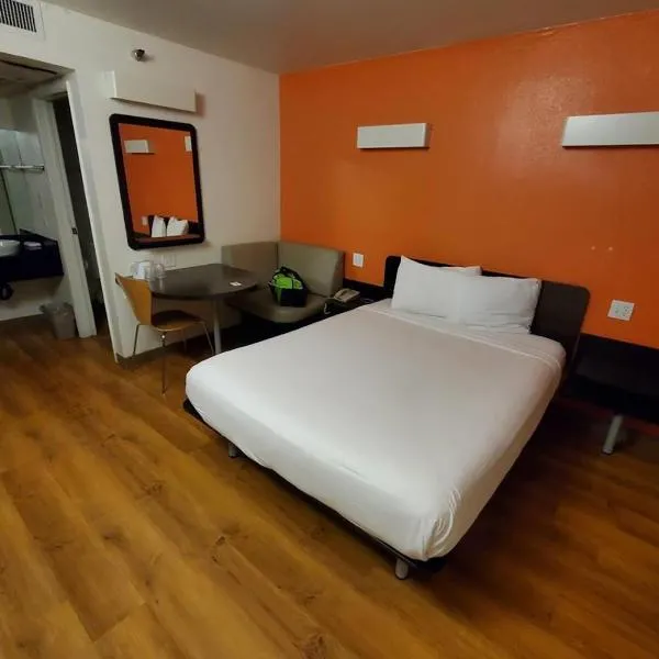 Super 8 by Wyndham Petaluma，位于佩塔卢马的酒店