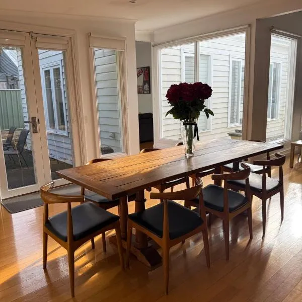 Spacious self contained house walking distance-CBD，位于本迪戈的酒店