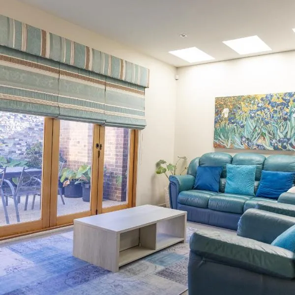 Stylish Retreat Steps from Geelong Waterfront, with Parking, Wi-Fi, AC，位于吉朗的酒店