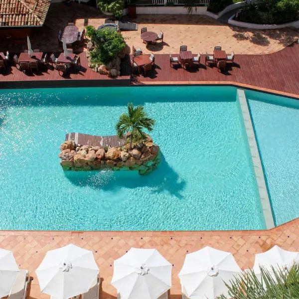 蓝宝石海滩俱乐部度假酒店，位于Lowlands的酒店