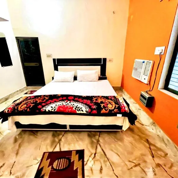 AYODHYA HOTEL RATHORE ! PAYING NEAR SHREE RAM JANAM BHOOMI - Offers Best Budget Air Conditioned Rooms # Wifi# Parking & Excellent Customer Service - Best Hotel At Prime Location，位于Ayodhya的酒店