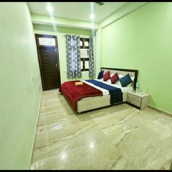 Hotel Devans Palace Stay Near Kashi Vishwanath Temple - Fully Air Conditioned rooms - Free wi-fi- & Parking - Best - Hotel，位于瓦拉纳西的酒店