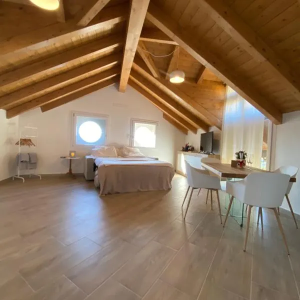 Romantic Room AL RIFUGIO DEI SOGNI terrazza con vista lago mozzafiato，位于布里维奥的酒店