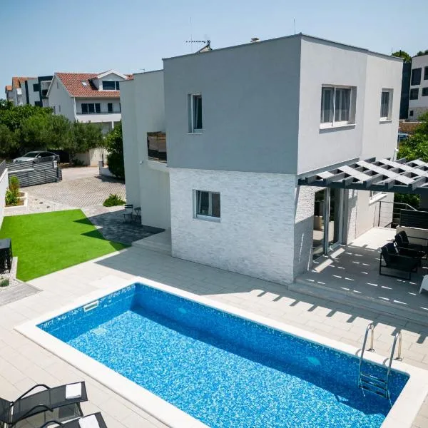 Villa Lumaka Sun - Amazing Home In Brodarica with 4 Bedrooms, Wifi, Outdoor Swimming Pool and Heated Swimming Pool，位于布罗达里卡的酒店
