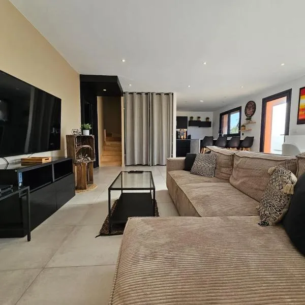 4 chambres - 200m2 - Parking - Jardin，位于伊格涅的酒店