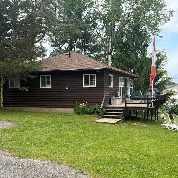 River Front Year Round Cottage，位于Ivy Lea的酒店