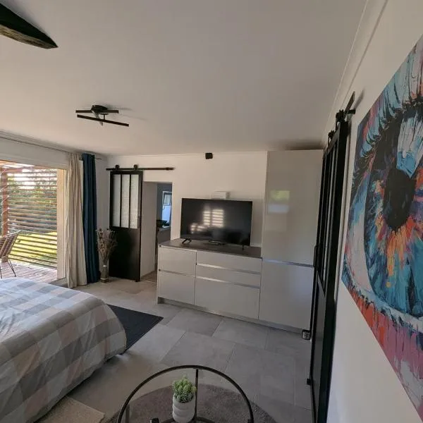 Tranquillity in a modern unit，位于Bazugues的酒店