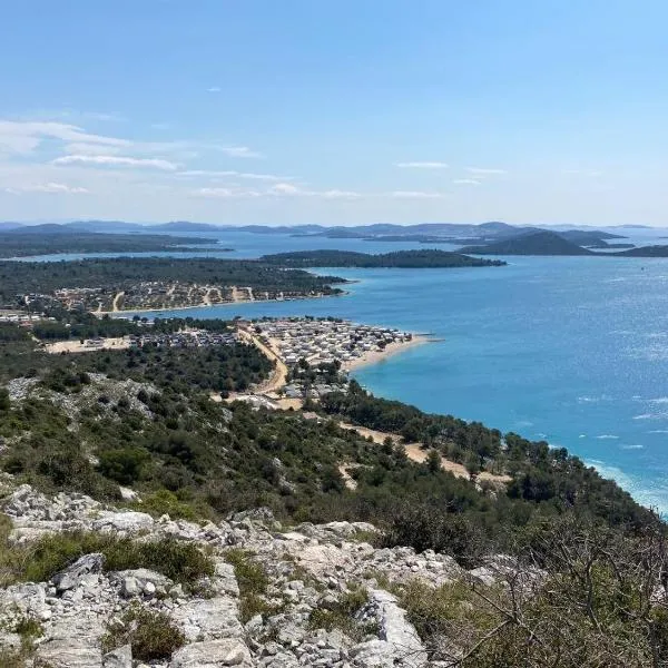 Serenity house, cozy familly place, free parking, seaside, in Dalmacia, Drage, Kamp Maslina，位于德拉格的酒店