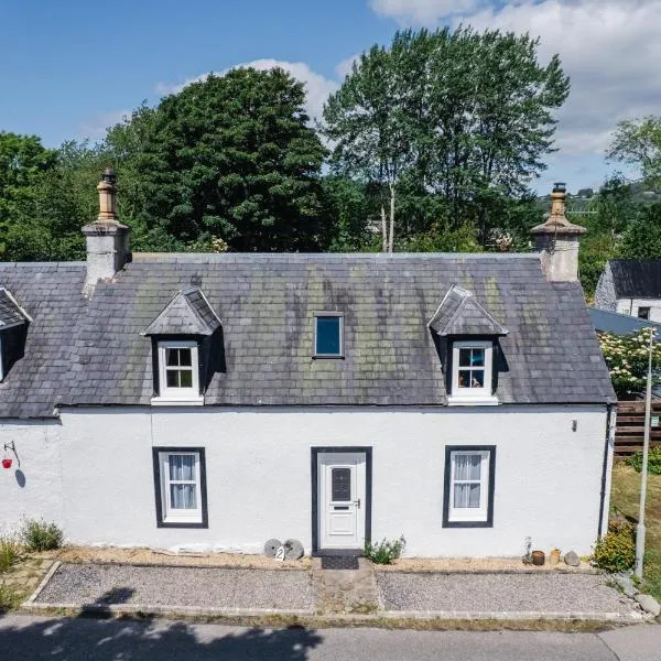 Traditional Highland Cottage Near Loch Ness，位于德拉姆纳德罗希特的酒店