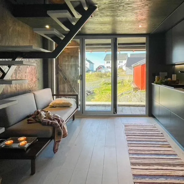 Seaside Boathouse In Veiholmen，位于Smøla的酒店