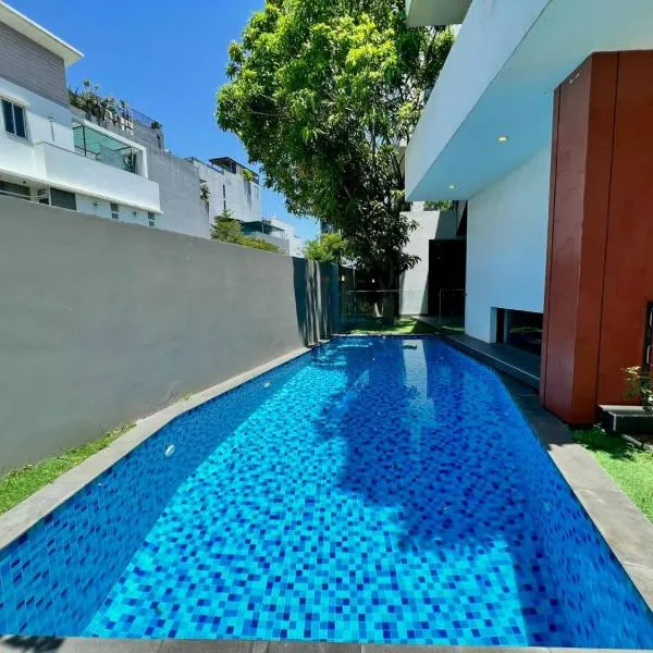 Luxury Villa With 5 Bed Room & Private Pool - 4 Minutes from The Beach By Walk，位于岘港的酒店