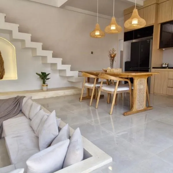 Peaceful 2BR House with Rice Field View Near Beach & Local Spots，位于Mendaya的酒店