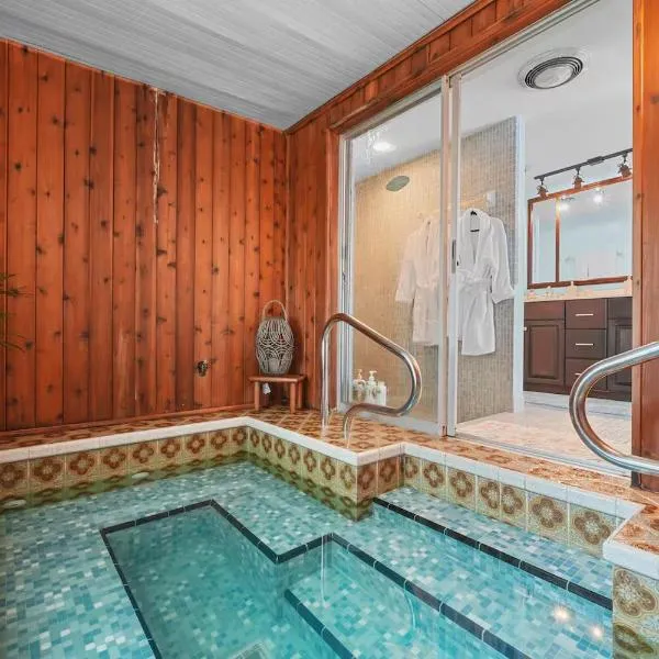 Golf Cart-Jacuzzi-Surfing Abode on Hutchinson Island，位于皮尔斯堡的酒店