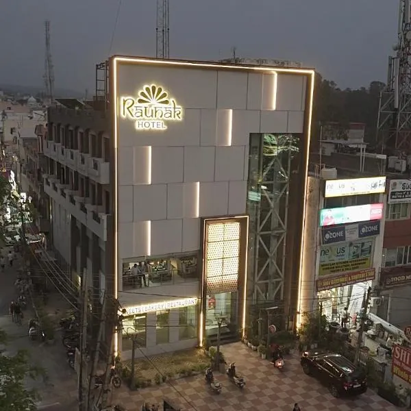 Hotel Raunak，位于Pinjaur的酒店