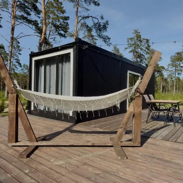 Männikumereääre with sea view and private beach，位于Kõrgessaare的酒店