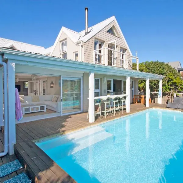 Fin Whale Beach House，位于科梅奇的酒店