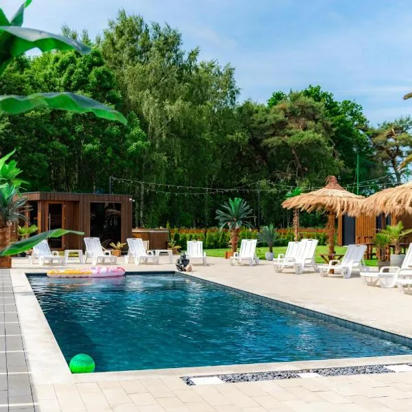Domki Piaskowa11 Palm Resort & Wellness，位于韦巴的酒店
