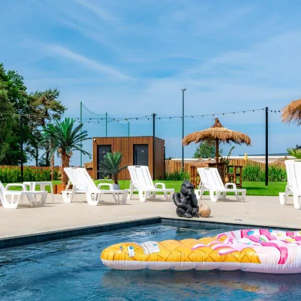Domki Piaskowa11 Palm Resort & Wellness，位于韦巴的酒店