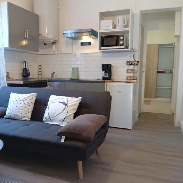 Modern apartment!，位于阿兹布鲁克的酒店