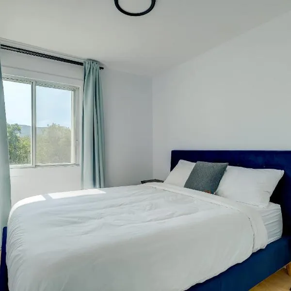 room with shared bathrooms 883 Shefford，位于布罗蒙的酒店