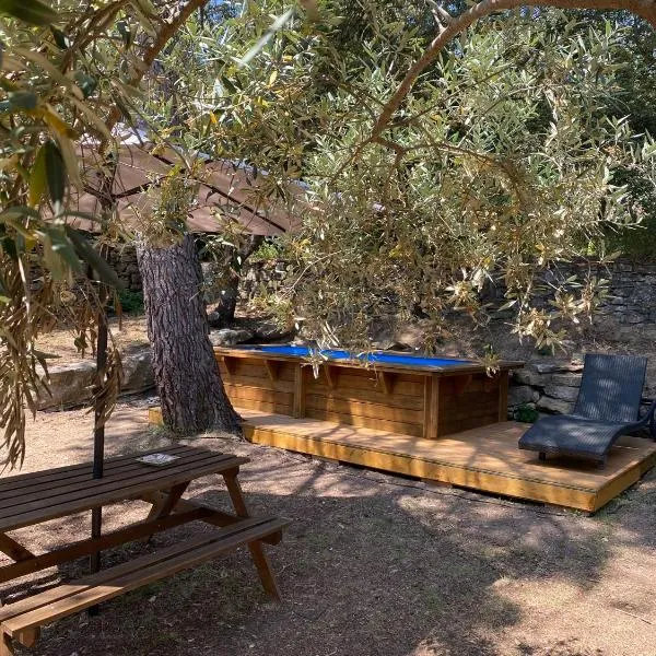 Bungalow cosy varois avec piscine soleil calme et nature，位于Pourrières的酒店