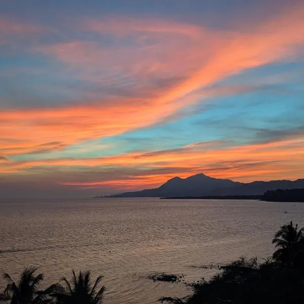 Exclusive Beachfront House with Pool，位于Lobo的酒店