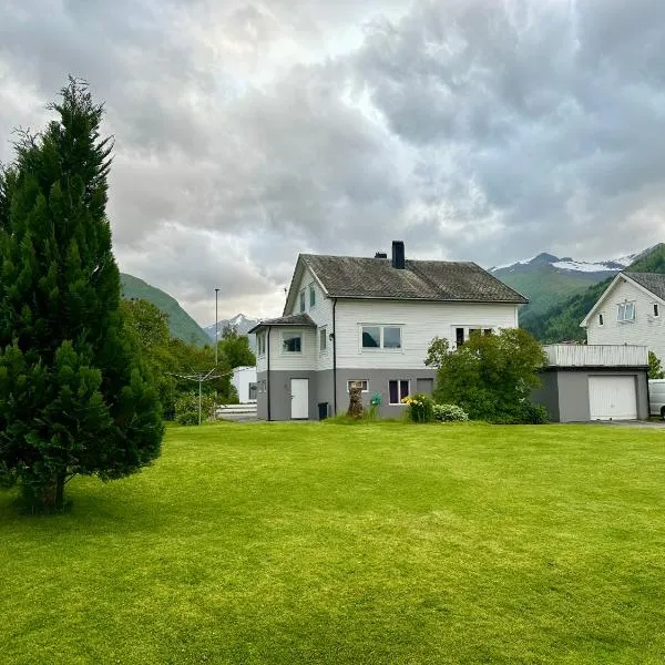 Spacious holiday home by the fjord and mountains，位于Sæbø的酒店