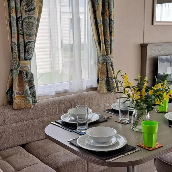 Hayling Island Holiday Park Holiday Home Sleeps 4，位于南海灵的酒店