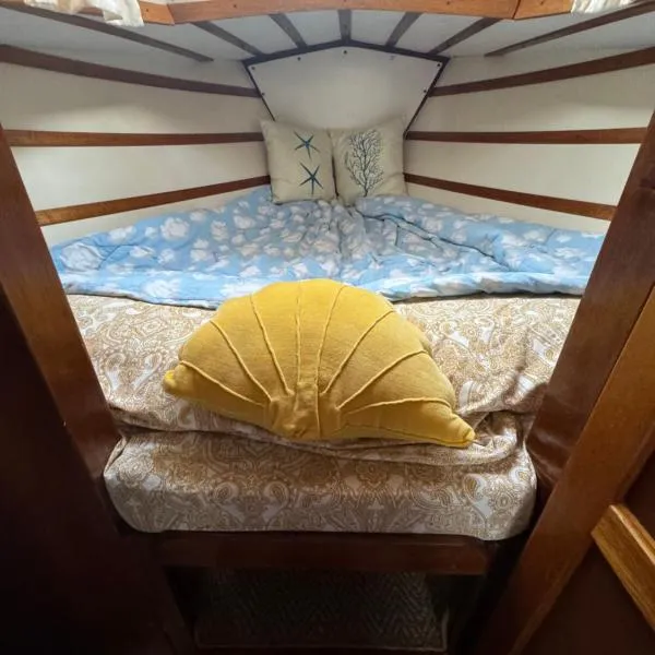 Expérience fantastique de dormir bercé par la mer près de Barcelona，位于卡斯特尔德费尔斯的酒店
