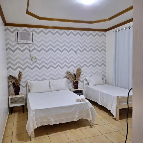 Quarto triplo com banheiro em Pousada e Restaurante，位于马瑙斯的酒店