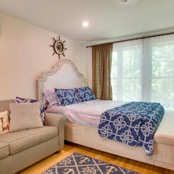 Walk to Beach & Lighthouse: Oak Bluffs Studio!，位于奥克布拉夫斯的酒店