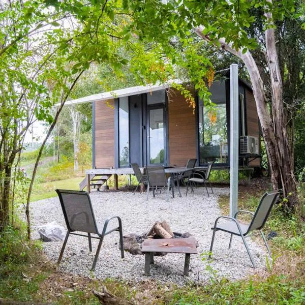 Hill Creek Tiny House 3 by Tiny Away，位于Perwillowen的酒店