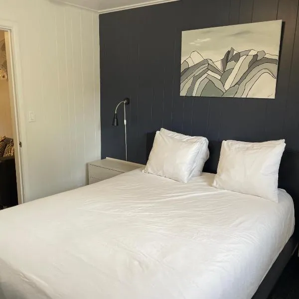 松林汽车旅馆，位于戈尔登的酒店