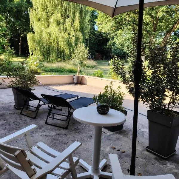 Appartement dans la campagne bourbonnaise，位于Pouzy-Mésangy的酒店