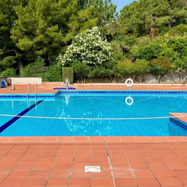 Bilocale con piscina condominiale，位于瓦拉泽的酒店